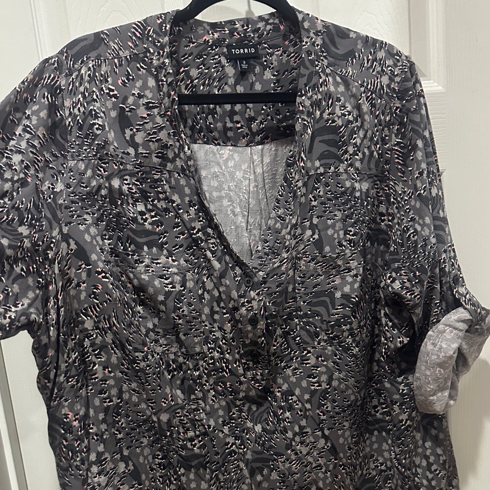 Chic Black Patterned Blouse - image 4